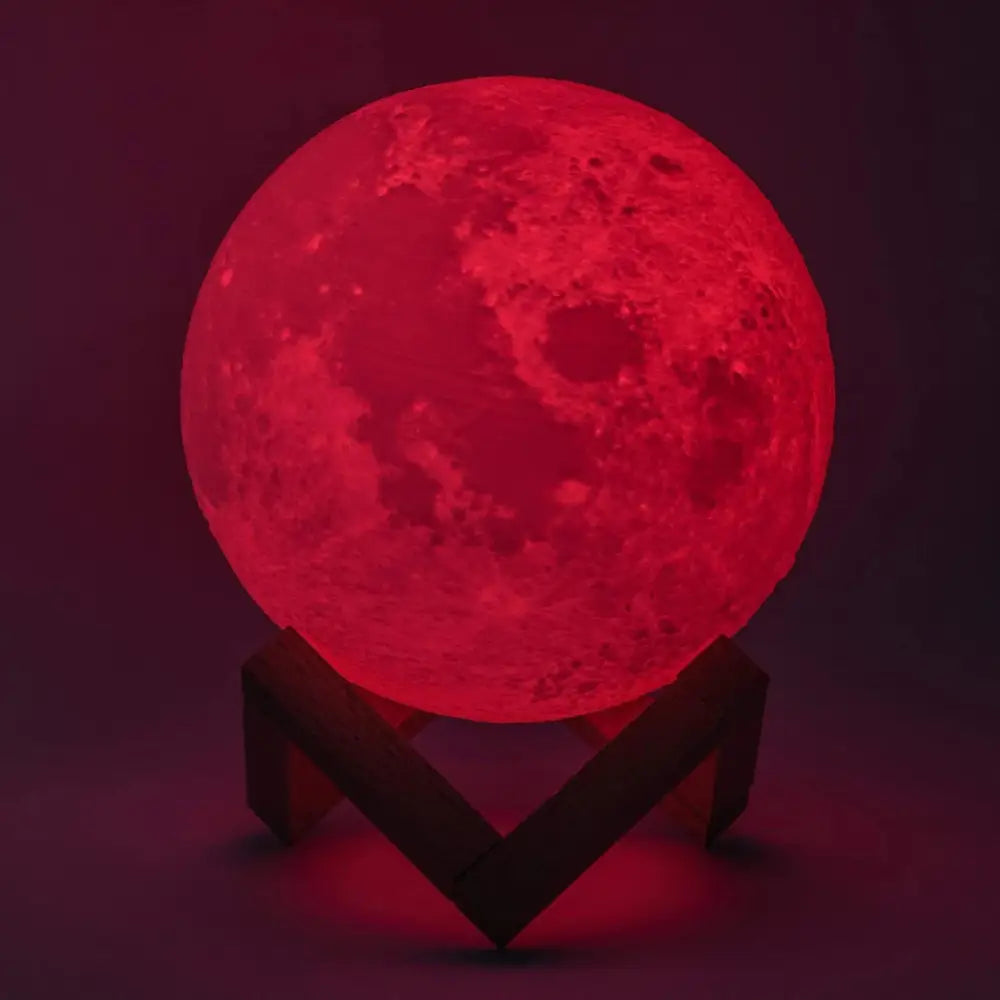 Lâmpada esférica vermelha brilhante que lembra a superfície da lua em um suporte.