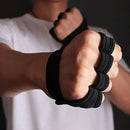 Punho de fitness preto no estilo knuckle duster usado em uma mão.
