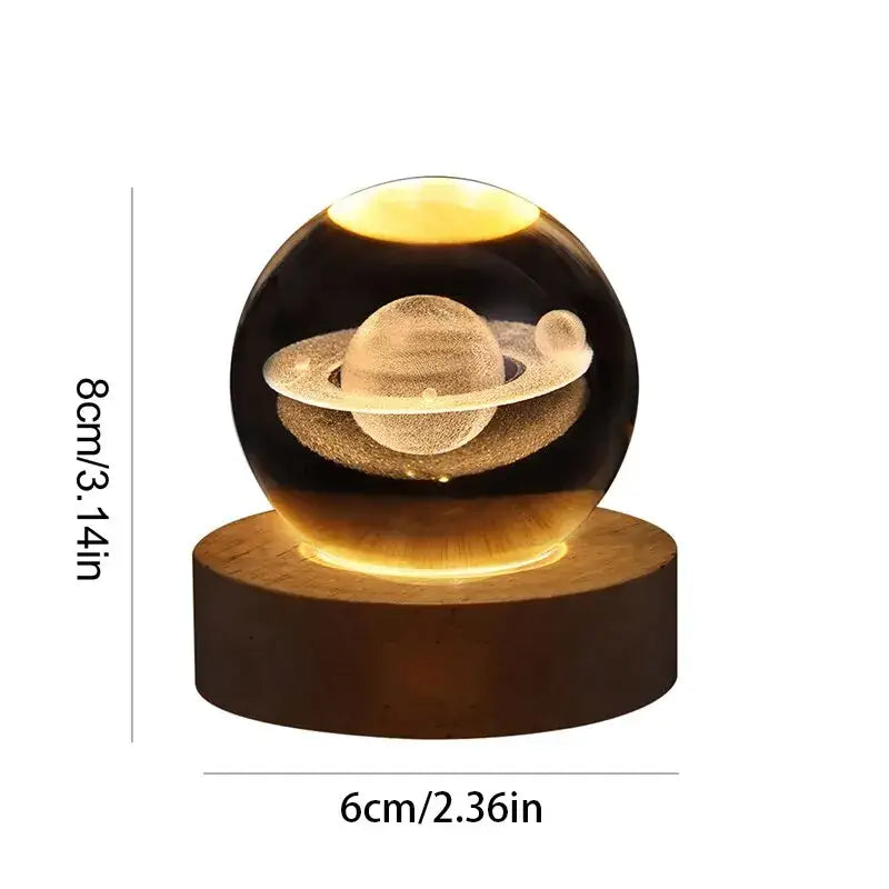Esfera de vidro iluminada contendo um modelo 3D de Saturno, apoiada em uma base de madeira.