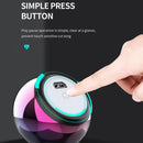 Alto-falante esférico colorido ou dispositivo de áudio com um botão brilhante sendo pressionado por um dedo.