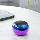 Alto-falante Bluetooth esférico colorido com um acabamento metálico gradiente de azul a roxo.