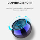 Alto-falante esférico ou dispositivo de áudio com uma caixa azul e roxa e uma corneta de diafragma visível.