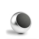 Alto-falante esférico prateado com uma frente de malha preta.