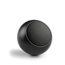 Alto-falante portátil esférico preto com uma grade de malha na parte frontal.
