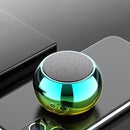 Alto-falante Bluetooth esférico com exterior gradiente colorido e base iluminada.