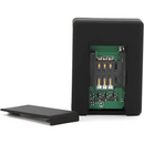 Dispositivo de rastreamento GPS com um slot para cartão SIM e uma placa de circuito expostos.