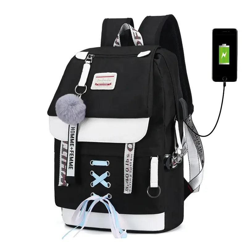 Mochila preta e branca com porta de carregamento USB e laço decorativo.