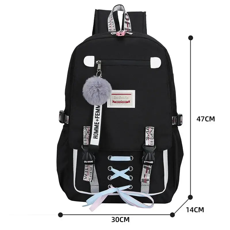 Mochila preta com alças decorativas, um charme de pompom fofo e cadarços em azul pastel.