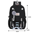 Mochila preta com alças decorativas, um charme de pompom fofo e cadarços em azul pastel.