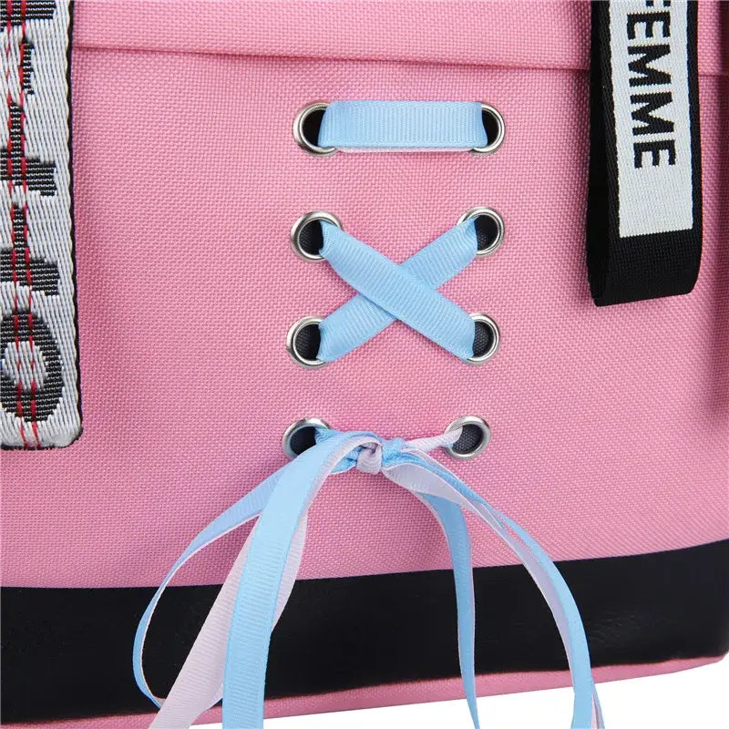 Mochila ou bolsa rosa com detalhe de laço azul claro.