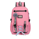 Mochila rosa com alças pretas, um pompom felpudo e laço decorativo no bolso frontal.