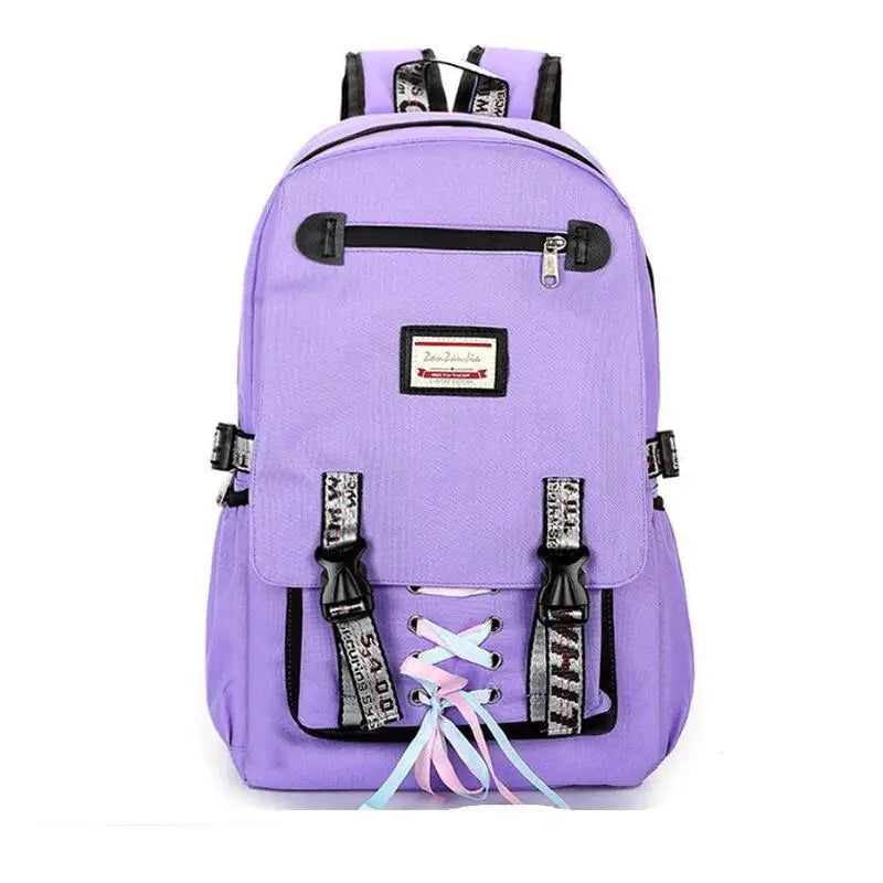 Mochila lavanda com alças pretas e uma frente decorativa com cadarço.