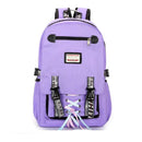 Mochila lavanda com alças pretas e uma frente decorativa com cadarço.