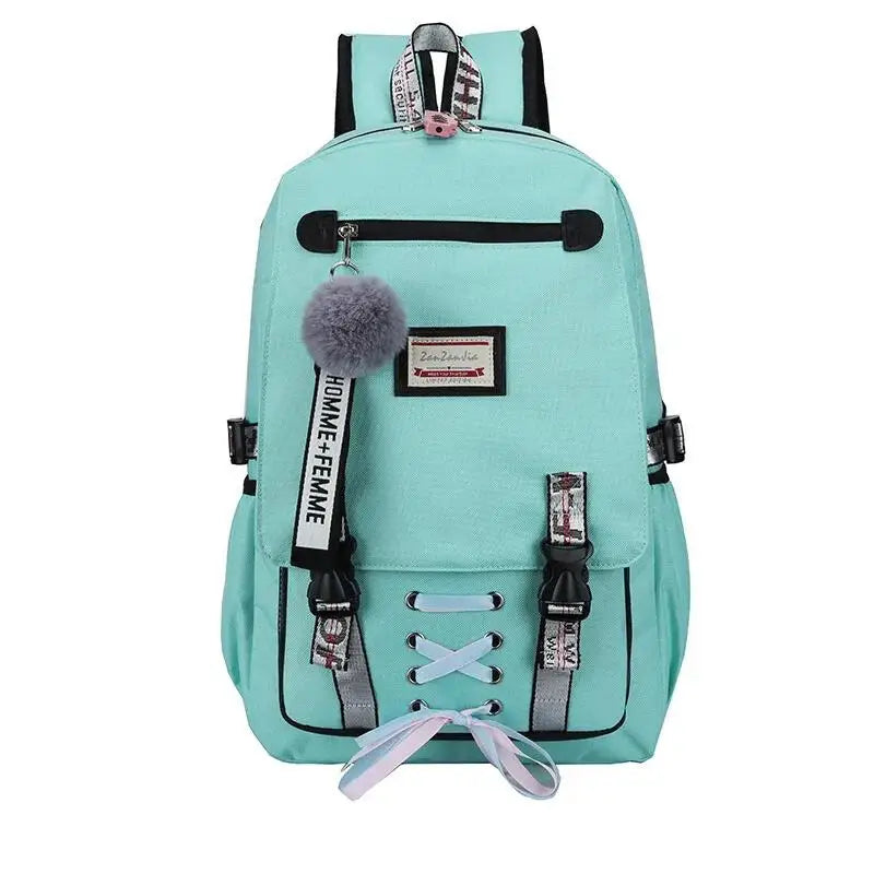 Mochila verde menta com alças pretas e um acessório fofo de pompom cinza.