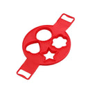 Molde de ovo de plástico vermelho com vários recortes de formatos.