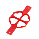 Molde de silicone vermelho para panquecas com o formato de um trevo de quatro folhas ou quatro corações.
