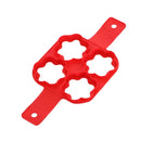 Molde de silicone vermelho para cozimento de ovos com quatro cavidades em forma de flor.