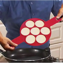 Molde de silicone vermelho para cozinhar vários itens circulares simultaneamente.