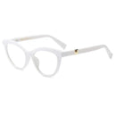 Armação de óculos cat-eye branca com um pequeno detalhe dourado na haste.