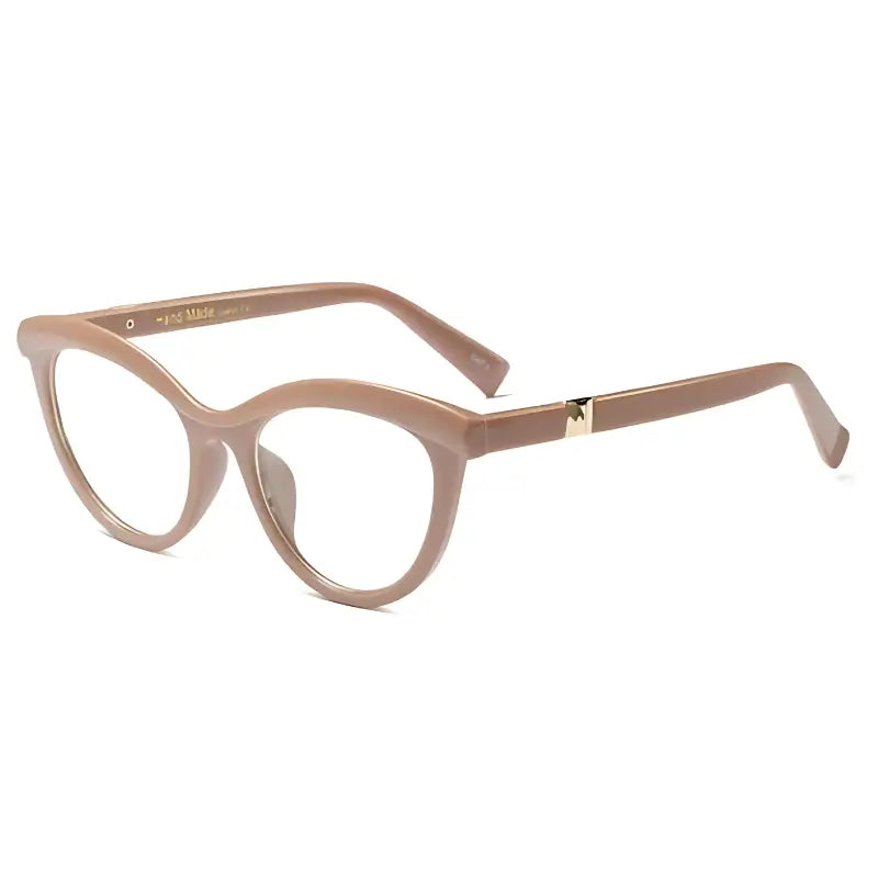 Um par de óculos estilo olho de gato com armação na cor nude.
