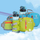 Bolsas de cintura coloridas e garrafas de água dispostas juntas.