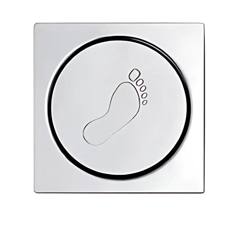 Botão circular de metal com um desenho de pegada gravado.