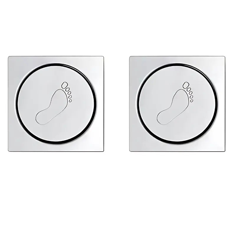 Duas placas de metal quadradas com entalhes circulares contendo desenhos de pegadas.