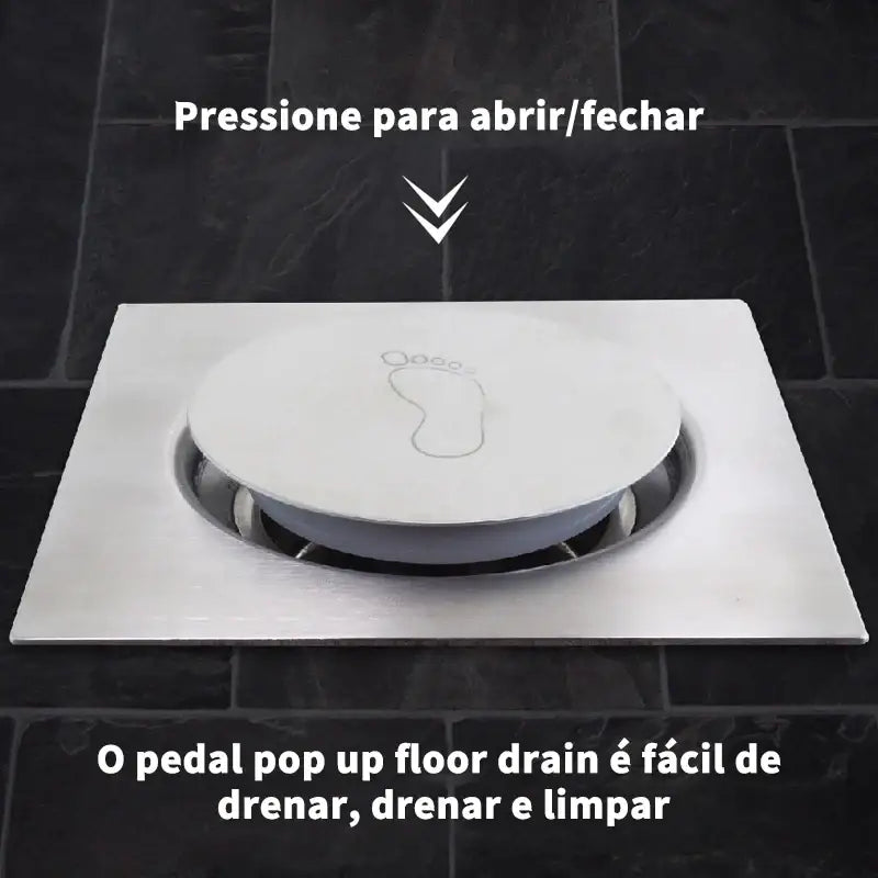 Dreno de piso com um mecanismo de abertura operado por pedal.
