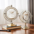 Conjunto de ampulhetas decorativas com molduras circulares em latão e suportes.