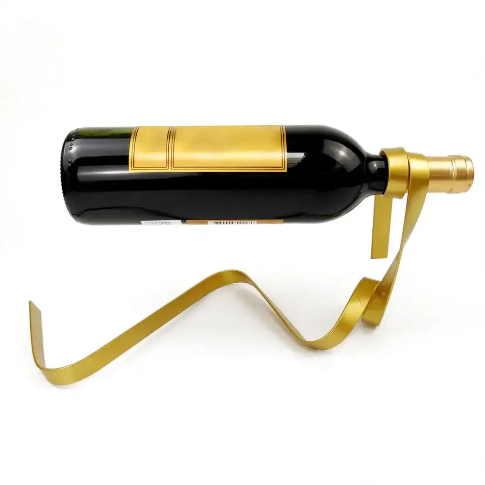 Garrafa de vinho suspensa em um suporte de fita dourada.