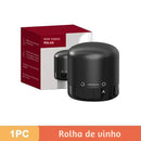 Dispositivo cilíndrico preto para preservar garrafas de vinho abertas.