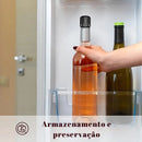 Mão estendendo a mão para uma garrafa de vinho rosé na geladeira.