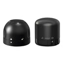 Dois dispositivos eletrônicos ou alto-falantes inteligentes pretos e arredondados com o mínimo de controles visíveis.