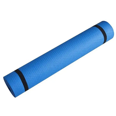Tapete de espuma azul para ioga ou exercícios, enrolado com tiras pretas.