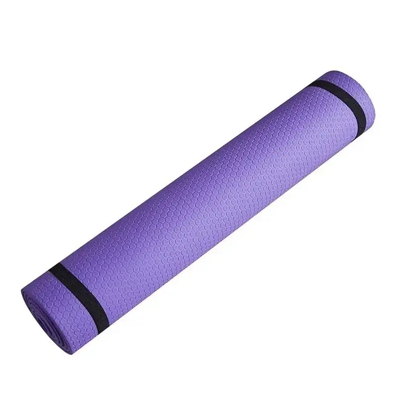 Tapete roxo para ioga ou exercícios, enrolado com bordas pretas.