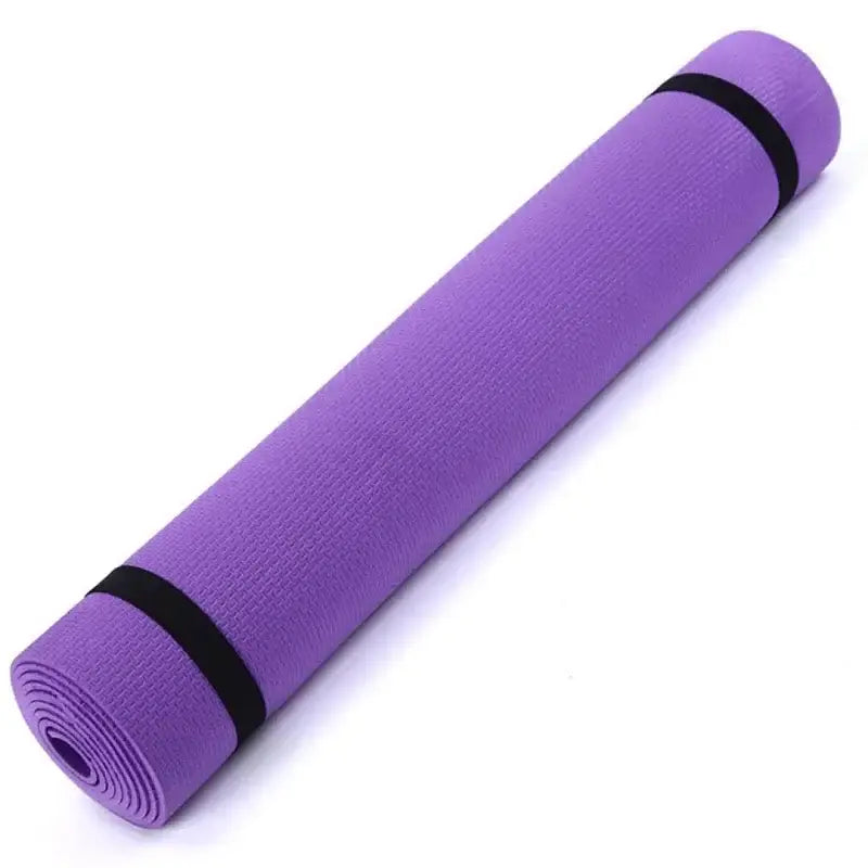 Tapete roxo para ioga ou exercícios, enrolado com tiras pretas.