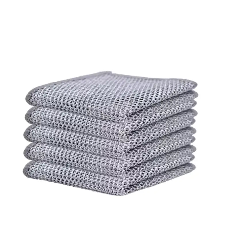 Pilha de panos de prato ou de limpeza dobrados, de malha ou tecido, na cor cinza.