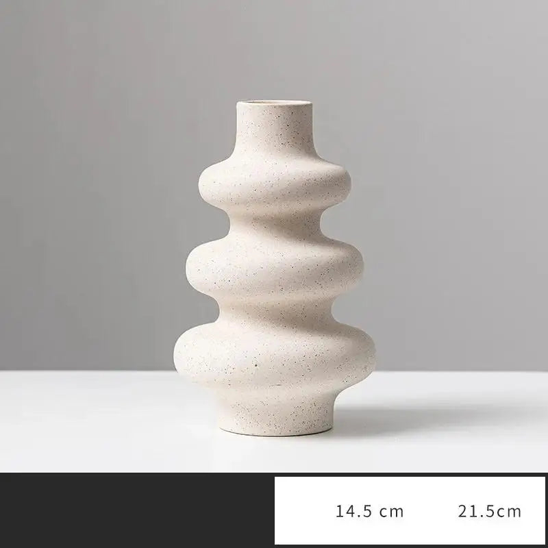 Vaso de cerâmica branca com uma silhueta curvilínea e ondulada.