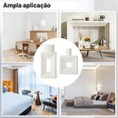 Dois objetos decorativos brancos em formato quadrado com superfícies texturizadas e nervuradas.