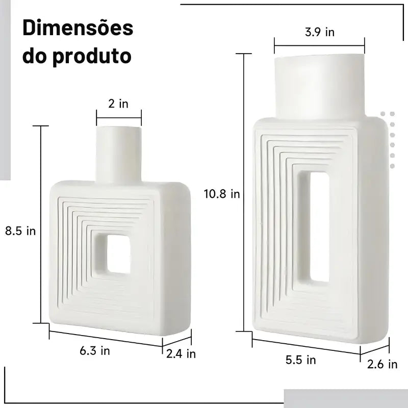 Vasos geométricos modernos de cerâmica branca com recortes retangulares e desenhos em degraus.