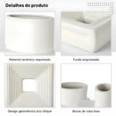 Vaso geométrico de cerâmica branca com abertura quadrada e design externo estriado.