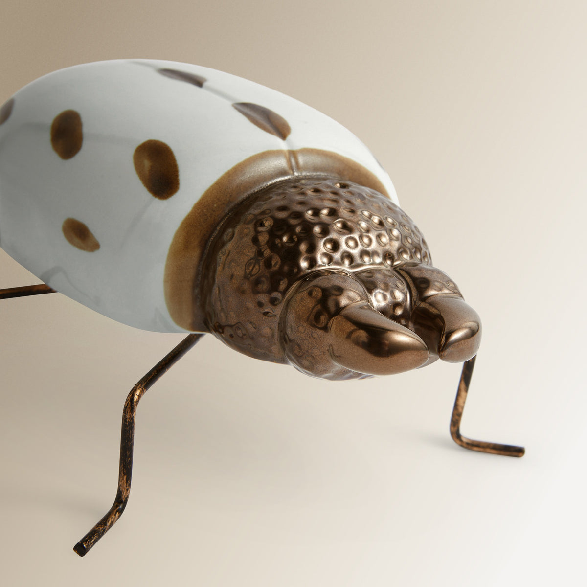 Figura Decorativa Escarabajo Colección Ants Azul Claro