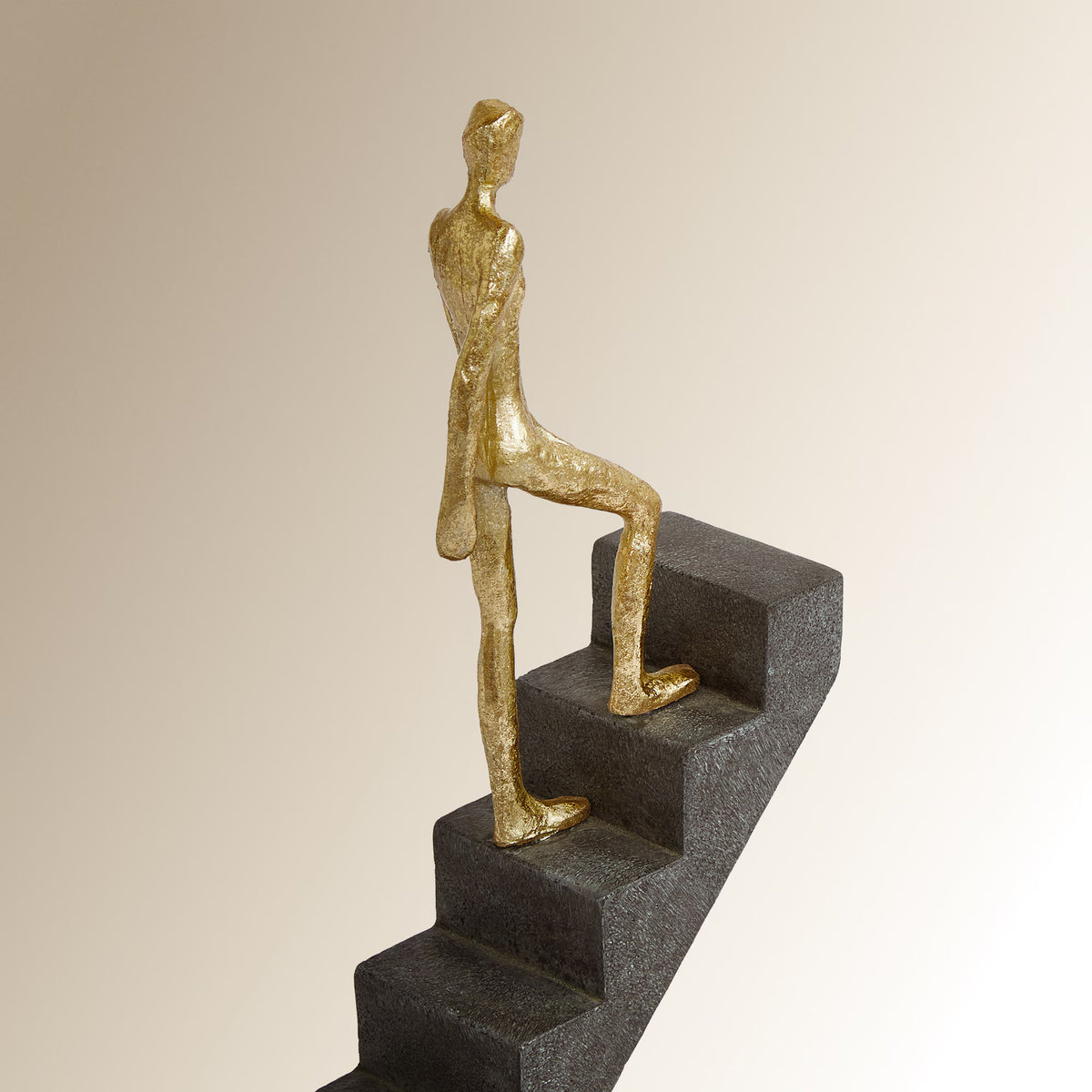 Escultura Hombre Subiendo Escalera Paraná