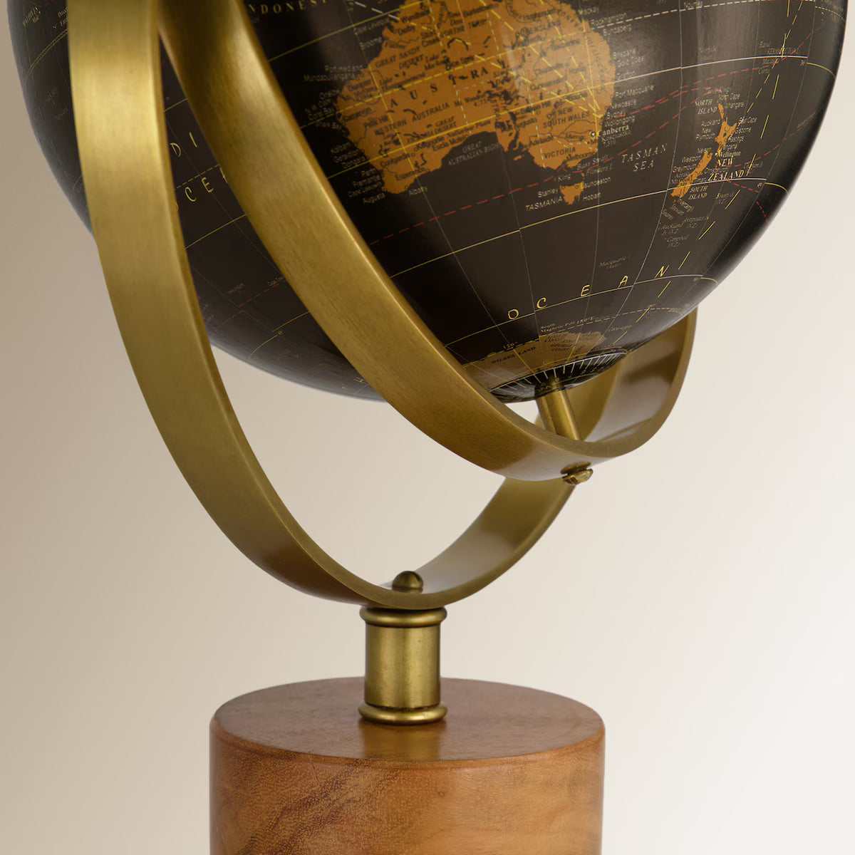 Escultura Mapa Mundi Dorado