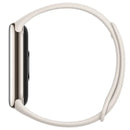 Smartwatch com pulseira branca e caixa metálica prateada.